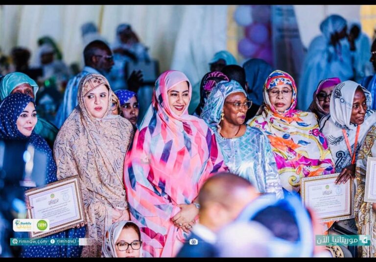 صور توثّق تكريم رئيسة الجمعية الموريتانية لمحاربة الاتكالية من طرف وزارة العمل الاجتماعي والطفولة والأسرة بحضور السيدة الأولى