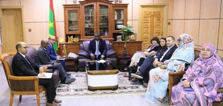 رئيسة الجمعية الموريتانية لمحاربة الاتكالية وشركائها من أرض الرجل الإيطالية بوزير العدل