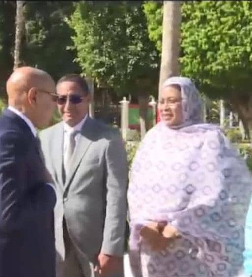 صورة تجمع رئيسة الجمعية الموريتانية لمحاربة الاتكالية بفخامة رئيس الجمهورية