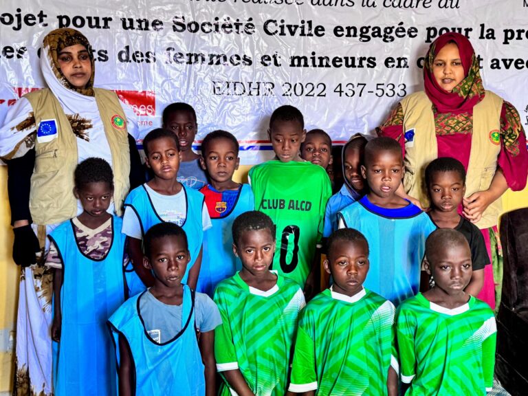 الجمعية الموريتانية لمحاربة الاتكالية توزّع ملابس رياضية على 15 طفلًا بمركز رحاب