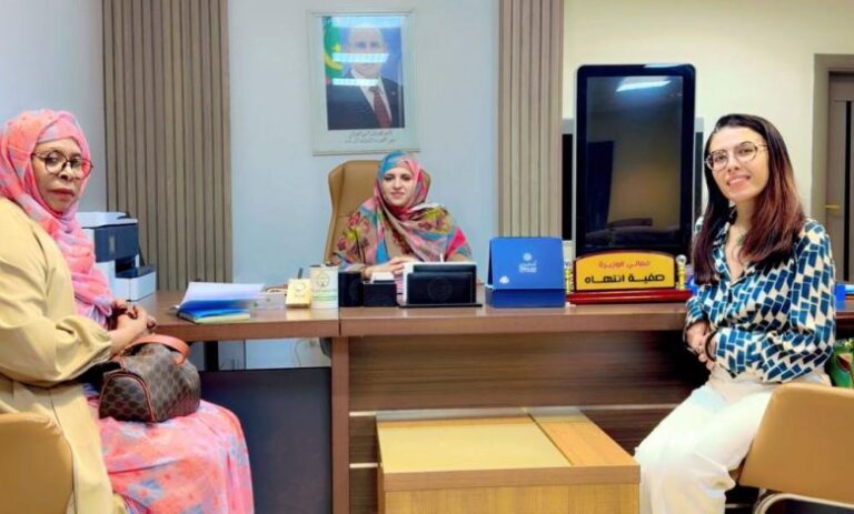 وزيرة العمل الاجتماعي صفية منت انتهاه نموذج للتفاني والقيادة الإنسانية